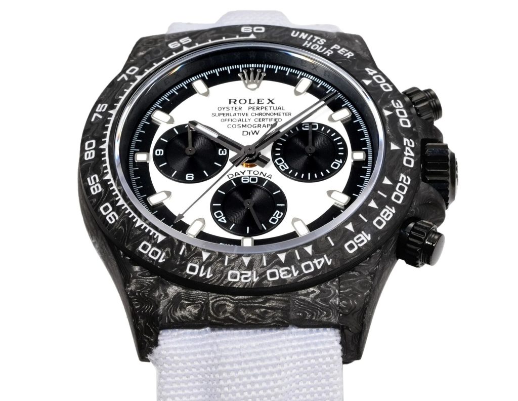 宇宙计时迪通拿系列之碳纤维定制版,腕表不仅佩戴轻便,外表坚硬。插图 宇宙计时迪通拿系列之碳纤维定制版,腕表不仅佩戴轻便,外表坚硬。插图