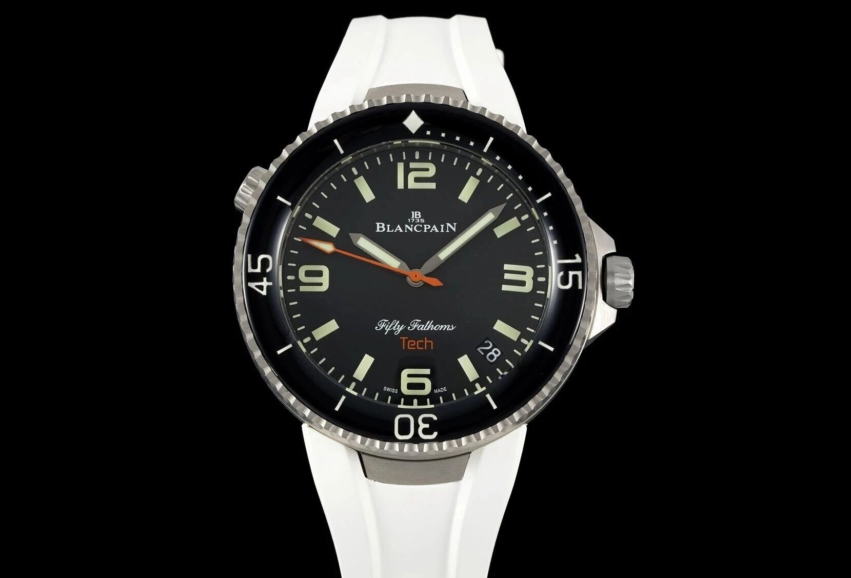 全新五十噚 Tech 45 腕表正式入驻,专为深海全新潜水表缩略图 全新五十噚 Tech 45 腕表正式入驻,专为深海全新潜水表缩略图