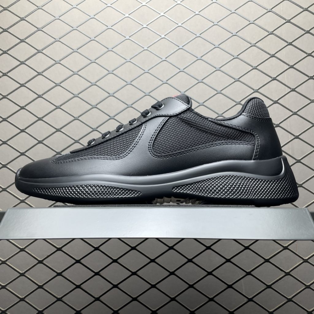 Prada运动鞋的金属珐琅三角标在不同款式上颜色会有变化吗？插图