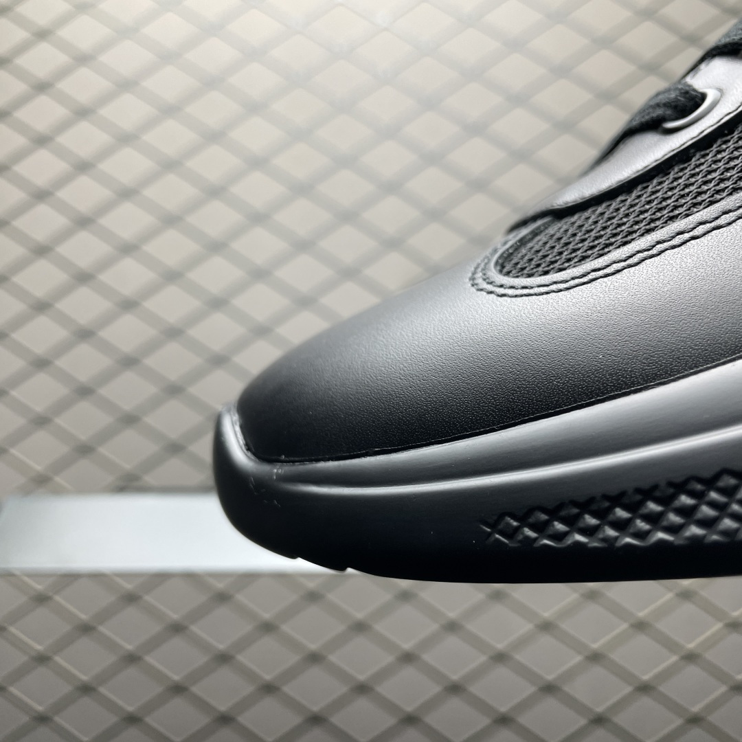 Prada运动鞋的金属珐琅三角标在不同款式上颜色会有变化吗？缩略图