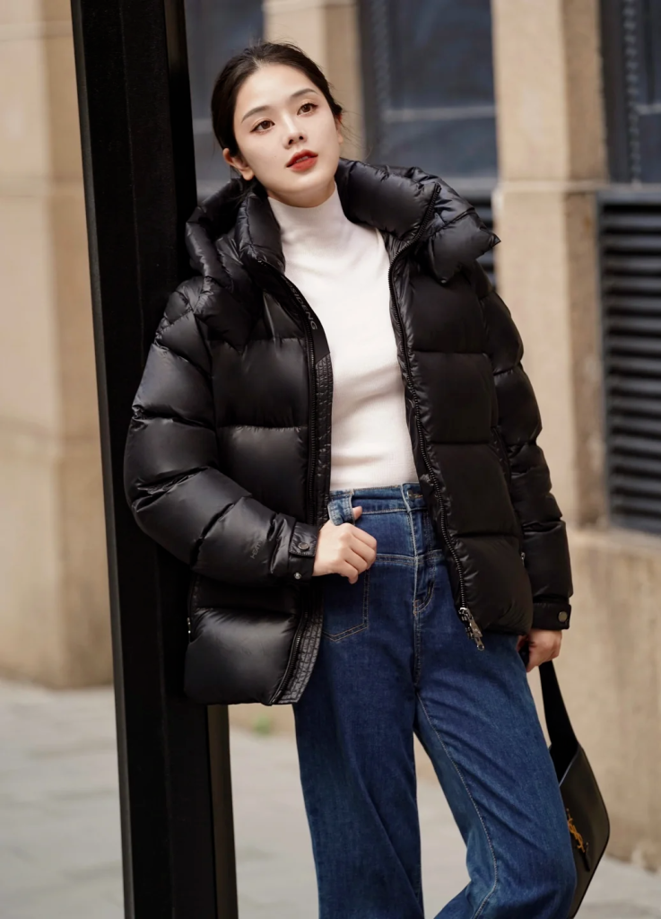今冬最流行的 “羽绒服 + 牛仔裤” 穿搭思路，简约干练又保暖，太美了！插图