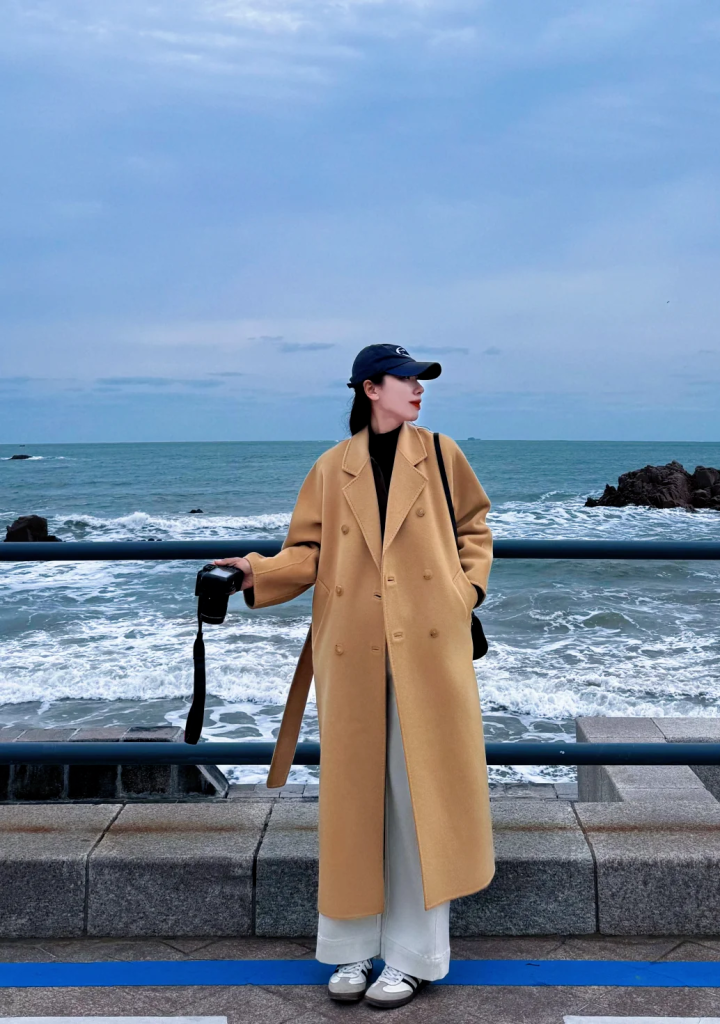 “大衣 + 运动鞋” 才是冬天最火穿搭,这样穿时髦松弛又减龄!插图1 “大衣 + 运动鞋” 才是冬天最火穿搭,这样穿时髦松弛又减龄!插图1