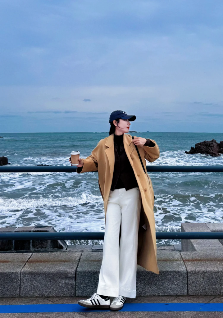 “大衣 + 运动鞋” 才是冬天最火穿搭,这样穿时髦松弛又减龄!插图 “大衣 + 运动鞋” 才是冬天最火穿搭,这样穿时髦松弛又减龄!插图