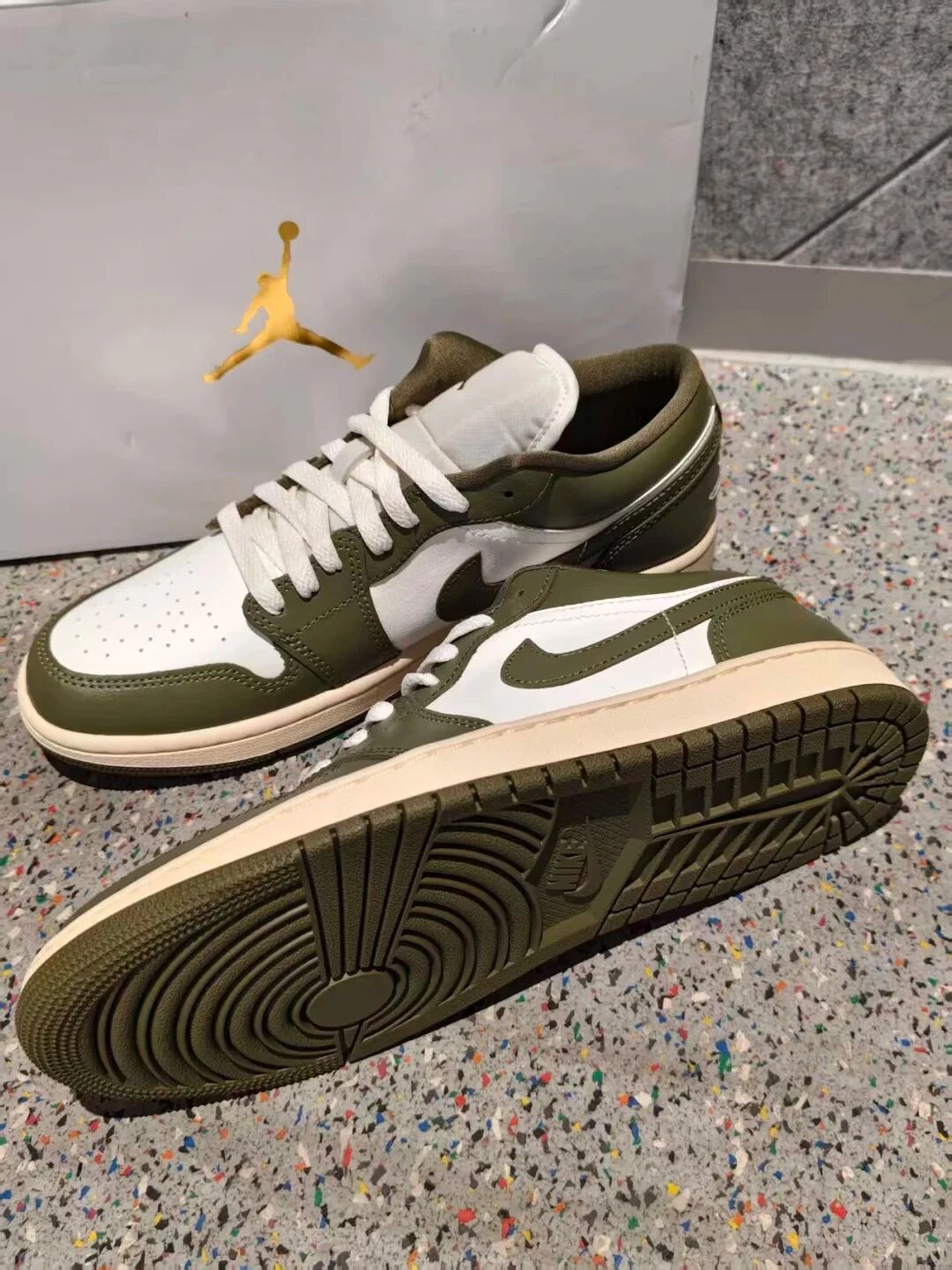 低调不失色彩，AJ1 橄榄绿配色，上脚太帅了缩略图