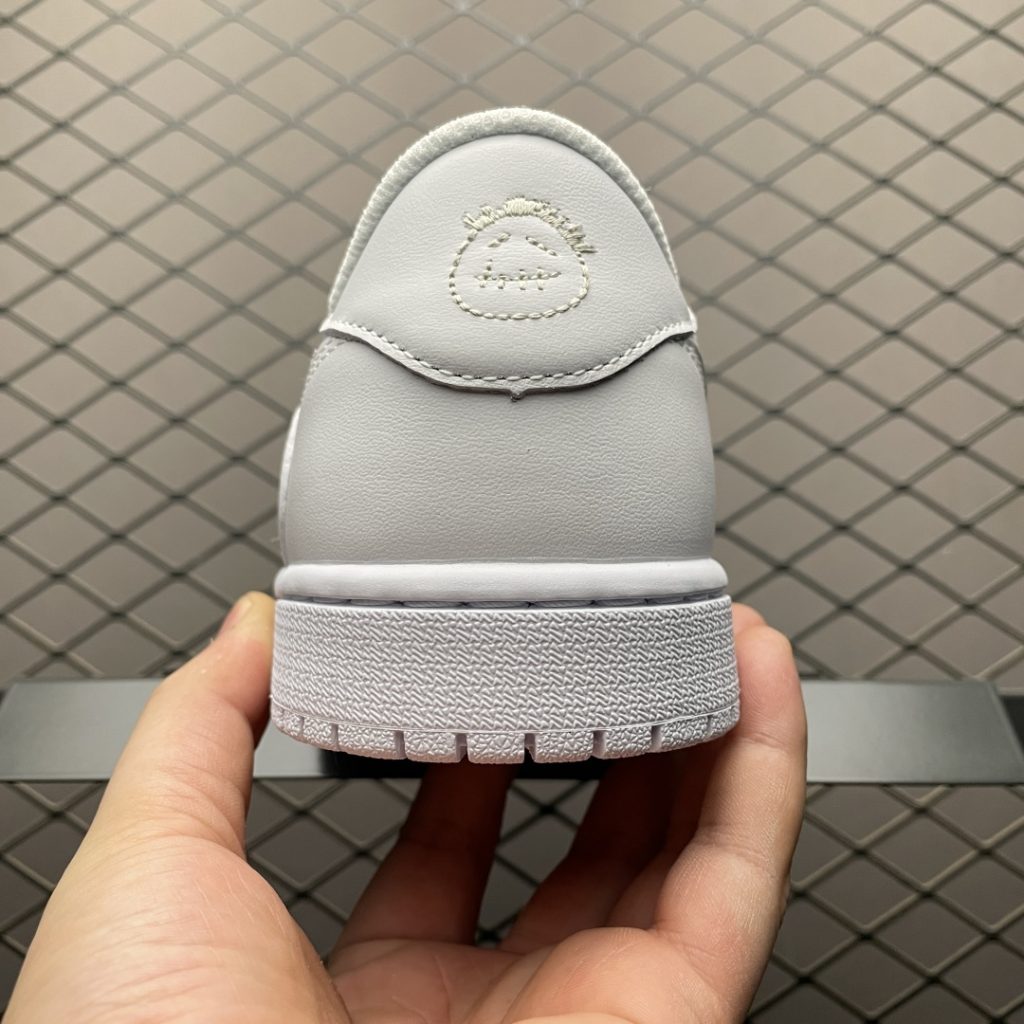 如何判断自己的Travis Scott x Air Jordan 1 AJ1低帮倒钩的鞋面材质？插图1
