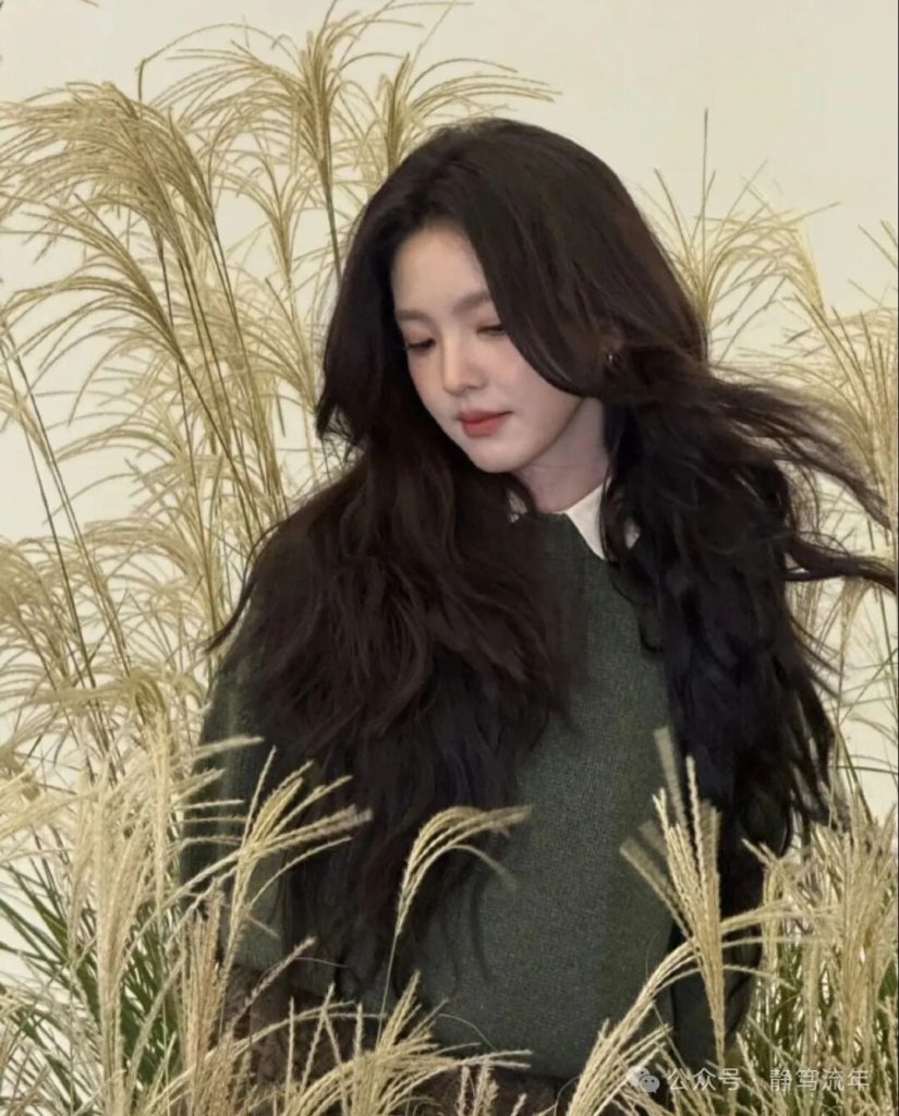 章若楠“深绿毛衣+白衬衣”，冬天最聪明的“叠穿”，太好看了插图1