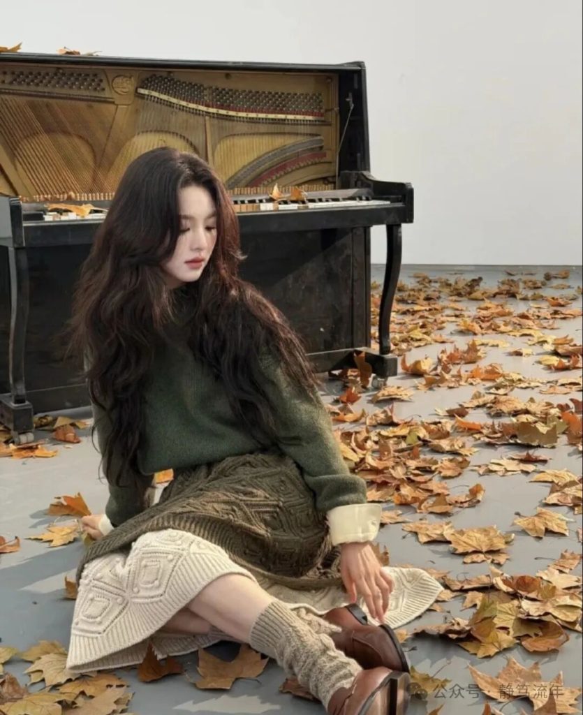 章若楠“深绿毛衣+白衬衣”，冬天最聪明的“叠穿”，太好看了插图