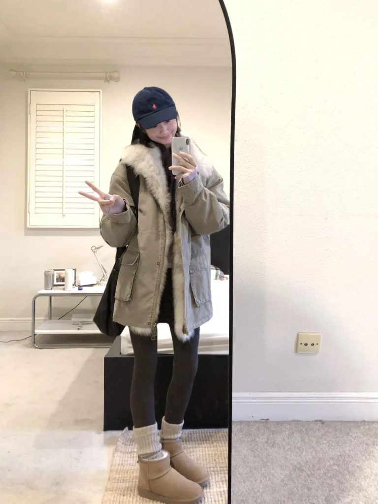 卡其毛领派克+深棕紧身裤”，秋冬这么搭，暖糯又随性~插图