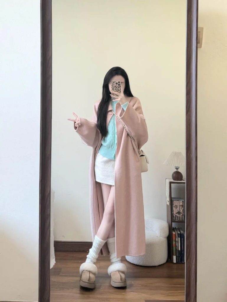 樱花粉长款大衣+薄荷绿针织衫”，秋冬这么搭，甜软又显白~插图