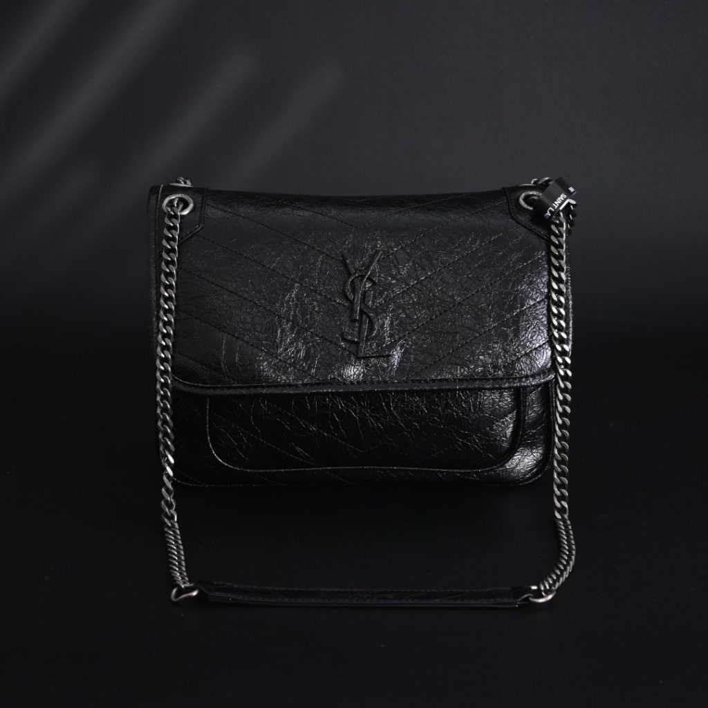 圣罗兰YSL Niki 银链黑标Logo复古褶皱D扣流浪包 黑色插图
