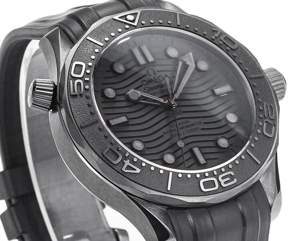 漆黑魅影,深海利器!海马300米墨黑陶瓷潜水表,细节夜光全拉满插图 漆黑魅影,深海利器!海马300米墨黑陶瓷潜水表,细节夜光全拉满插图