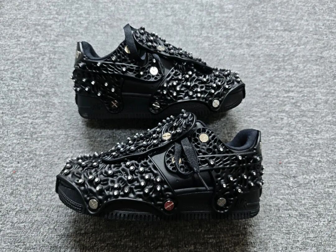 设计超前，造型奇特！施华洛世奇联名Nike Air Force 1黑色缩略图