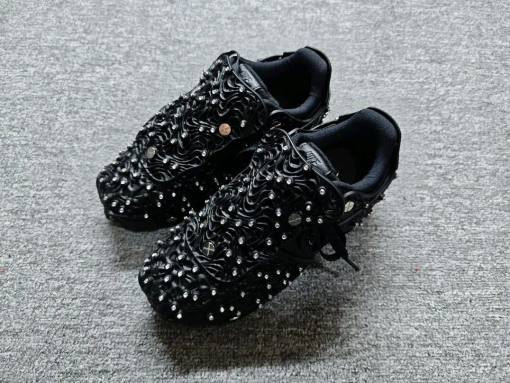 设计超前，造型奇特！施华洛世奇联名Nike Air Force 1黑色插图