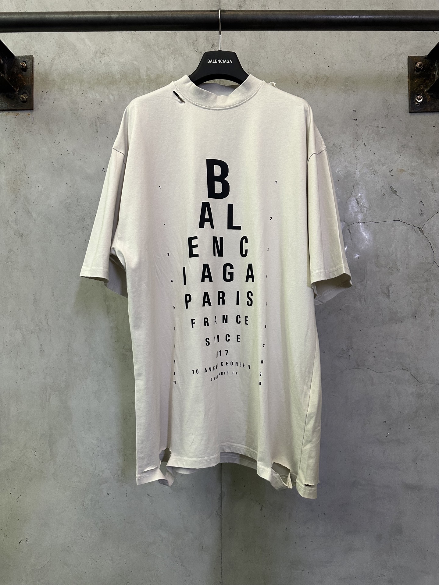 Balenciaga 巴黎世家 24fw 视力表印花重工破坏短袖T恤缩略图 Balenciaga 巴黎世家 24fw 视力表印花重工破坏短袖T恤缩略图