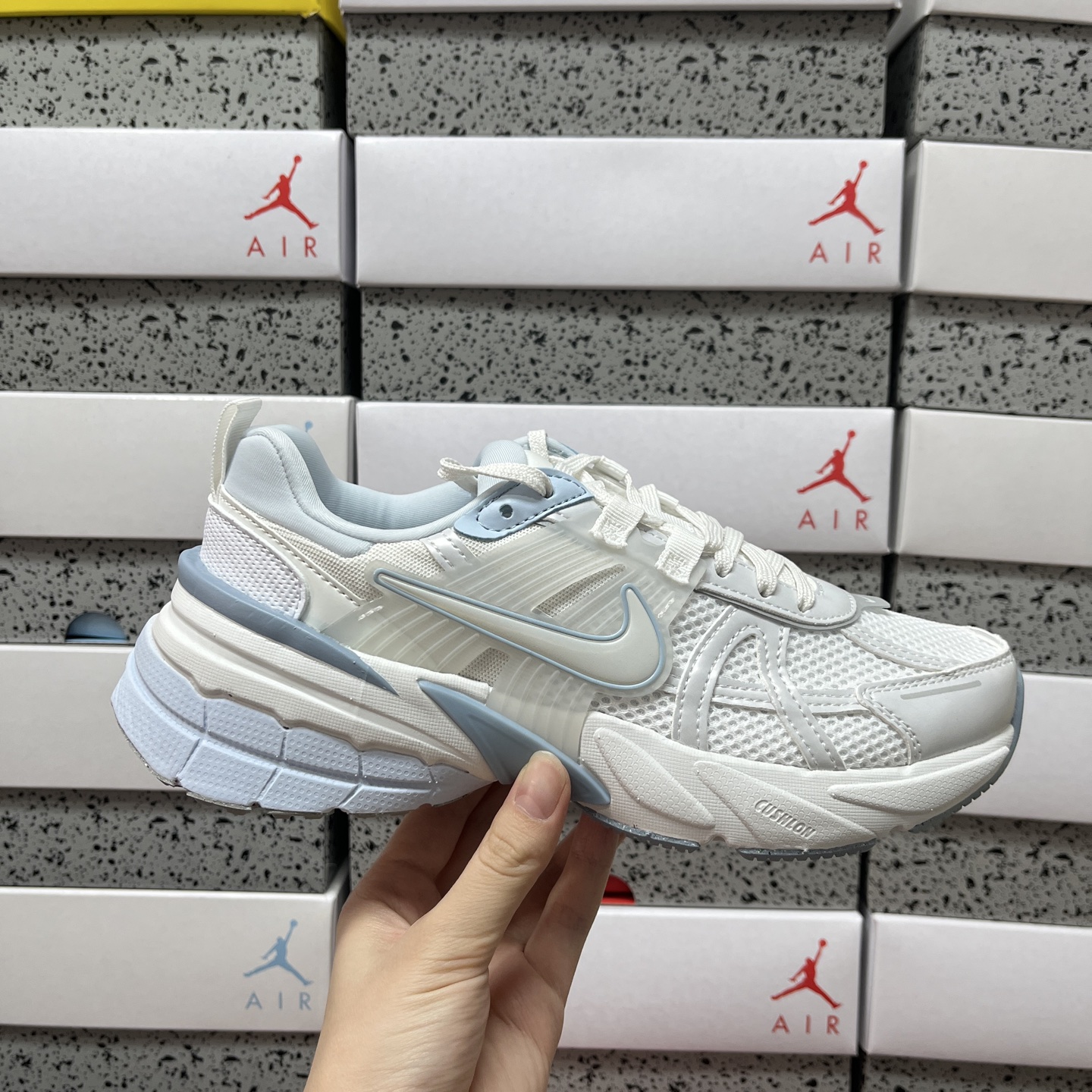 Nike V2K Run 减震防滑耐磨低帮跑步鞋 FD0736-009 白蓝缩略图
