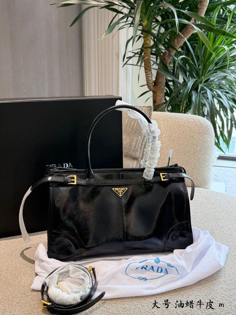 Prada Soft Lux黑金大号手袋 2026最新款插图 Prada Soft Lux黑金大号手袋 2026最新款插图