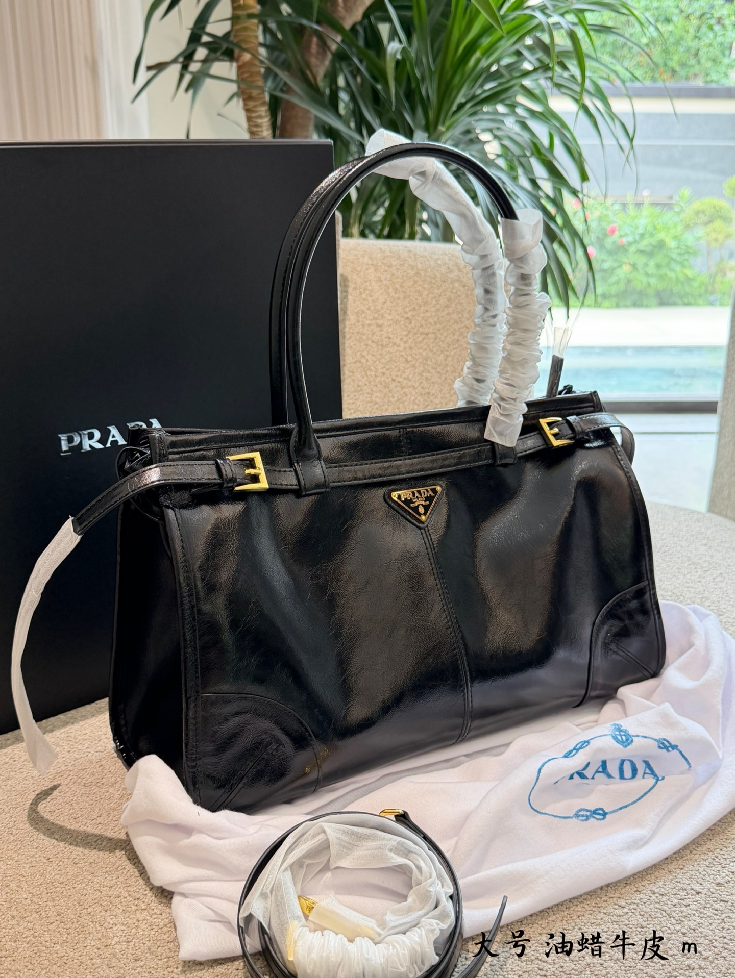 Prada Soft Lux黑金大号手袋 2026最新款缩略图 Prada Soft Lux黑金大号手袋 2026最新款缩略图